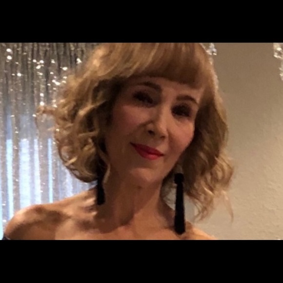 Meet your Posher, Debra - Picture 3 of 3